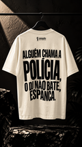 Camisa “Alguém Chama a Polícia” — Edição Limitada